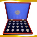 Expositor de Madeira LUXO (Mogno) envernizada - Com 20 Moedas de 2 Euros Comemorativas dos 10 Anos da União Económica e Monetária e do Nascimento do Euro dos 20 Países: Áustria, Bélgica, Croácia, Chipre, Estônia, Finlândia, França, Alemanha, Grécia, Irlanda, Itália, Letônia, Lituânia, Luxemburgo, Malta, Países Baixos, Portugal, Eslováquia, Eslovênia e Espanha - Caixa almofadada - Original MDM Deutsche Munze, Alemanha - Peça Rarissima - Medidas da caixa 24cm x 30cm x 3cm