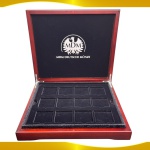 Expositor de Madeira LUXO (Mogno) envernizada - Vazia com 12 espaços para 12 Barras ou Lingotes - Espaços 5cm x 5cm x1cm  + Espaço para Slabs na parte inferior - Caixa almofadada com fino acabamento - Original MDM Deutsche Munze, Alemanha - Medidas da caixa fechada: 24cm x 29cm x 5.4cm