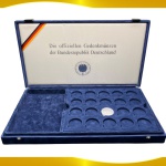 Expositor de Veludo LUXO - Vazia com 60 espaços para Capsulas de 30mm - São 3 Bandeijas com espaços de 3.5cm x 3.5cm x 0.6cm + Espaço de 13cm x 20cm x 2cm para Cédulas ou Slabs - Expositor almofadada com fino acabamento - Original MDM Deutsche Munze, Alemanha - Medidas do expositor fechado: 22.5cm x 40cm x 5cm