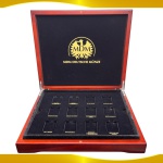 Expositor de Madeira LUXO (Mogno) envernizada - Vazia com 12 espaços para 12 Barras ou Lingotes + Espaços para Slab na parte inferior - Espaços 3cm x 4cm x1cm  - Caixa almofadada com fino acabamento - Original MDM Deutsche Munze, Alemanha - Medidas da caixa fechada: 24cm x 29cm x 5.4cm