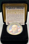 Estados Unidos - Estojo com a Moeda Fantasia de 1 Dollar Colorida da Série Presidentes - 6º Presidente - John Adams - Com certificado da The Merrick Mint