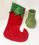 Luis Salvador - vaso bojudo em fina cerâmica feito à mão marcado na base na cor verde de frisos em relevo e uma bota natalina de 40 x 27 cm. O vaso tem 18 cm de altura.