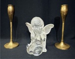 Delicado anjo em vidro parte translúcido e parte satinado no formato de castiçal p/ uma vela, mede 13 x 11 cm. Acompanham 2 castiças indianos em bronze formato tulipa com 17 cm de altura.