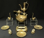 Lote de bronzes Indianos, cinzelados sendo par de sapatos, 2 pequenos cisnes, 3 pratinos, 1 lamparina, 3 colheres de café, 1 bowl redondo e 1 suporte retangular. Peça maior com 13 cm e a menor de 8 cm.
