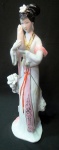 Linda e delicada estatueta em porcelana branca "KUAN YIN" policromada com relevo de flores. Base de 7 cm e altura de 30 cm.