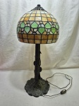 (189)Lindo abajur ao gosto Tiffany em metal ricamente trabalhado com relevos, cúpula em vitro colori