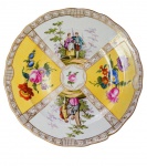 Prato em porcelana de Meissen com decoração romantica e floral com fundo amarelo, 24 cm