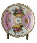 Prato em porcelana de Meissen com decoração romantica e floral com fundo rosa, segunda escolha 21 cm