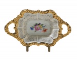 Centro de mesa em porcelana de Meissen com decoração floral ao centro e borda em alto relevo dourada, 9x16x21 cm