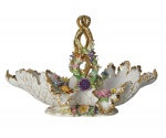 Centro de mesa em porcelana de Meissen com decoração floral em alto relevo, e borda em  dourada, 28x40x21cm