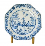 Prato em porcelana Cia das Indias periodo Qialong (1736-1795) século XVIII, com decoração floral e de pagode em azul e branco, 22 cm