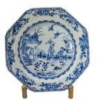 Prato em porcelana Cia das Indias periodo Qialong (1736-1795) século XVIII, com decoração floral e de pagode em azul e branco, 22 cm