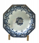 Prato em porcelana Cia das Indias periodo Qialong (1736-1795) século XVIII, octogonal, com decoração floral  em azul e branco, restauração antiga com grampos, 22 cm