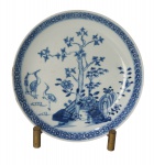 Prato em porcelana Cia das Indias periodo Qialong (1736-1795) século XVIII, com decoração de paissagem,   em azul e branco, fio de cabelo e pequeno lascado na lateral,  21cm