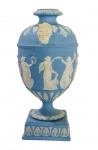 Wedgwood, Vaso em Japer azul com decoração neoclassica representando ninfas dançando, cariatedes de satiros e arabescos na base e na parte superior, marcado na base Wedgwood,   15 cm