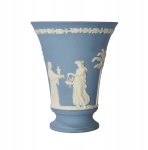 Wedgwood, Vaso em jasper azul e branco com figuras em alto relevo em motivos neoclassico,  marcado em baixo relevo na base Wedgwood, 15 x12 cm