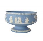 Wedgwood , centro de mesa  em jasper azul e branco com figuras em alto relevo em motivos neoclassico e guirlandas,   12x21 cm