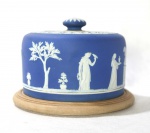 Wedgwood , Porta Bolo  em Jasper Azul escuro  e Branco com decoração de vestais  em estilo noecàssico, marcado na base em baixo relevo Wedgwood,   16x25 cm base em madeira