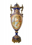 Anfora em porcelana de Sévres com decoração em fundo azul cobalto, pinturas em figuras galante e detalhes em alto relevo a ouro 59 cm