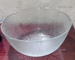 Bowl em vidro , trabalho em alto relevo com motivo folha. Medindo 18 cm diâmetro x 6,5 cm altura.