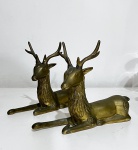 Magnífica e grandiosa par de esculturas de CERVO em bronze, na posição de repouso. Mede 47 cm de comprimento, por 38 cm de altura
