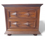 VELHA BAHIA - Cômoda Velha Bahia em madeira, com 02 gavetas altas e profundas, laterais e frentes com detalhes almofadados, puxadores e pés robustos em madeira. Medidas: 93a x 1,00 L x 58 C
