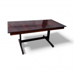 Celina decorações - Bela mesa de Jacarandá com tampo folheado. Peça dos anos 60 contemporânea à Sérgio Rodrigues. Medidas de 1,68 x 90 cm e com a extensão fica com 2,08 x 92 cm