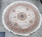GRANDE TAPETE CIRCULAR  QUALIDADE ESFAHAN, NOS TONS BRANCO E MARRON . DECORAÇÃO DE "MANDALA". FRANJA EM BOM ESTADO. PEÇA CONSERVADA --- Med:2,00 DE DIAMETRO