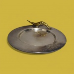 Imponente e curiosa travessa em metal espessurado a prata em formato orgânico com detalhe de escultura representando lagosta. Med. Total. 23 x 78 x 29 cm