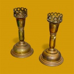 par de castiçais antigos de metal fenestrado, possivelmente em latão Medindo 22x12