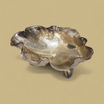 DUO SORELLE -travessa em forma de concha de molusco, material semelhante com acabamento metálico medindo 30 cm de larg  25 comprimento 11 de altura