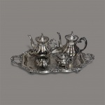 ANTIGO E BELISSIMO CONJUNTO DE CHA E CAFE EM METAL RICAMENTE TRABALHADO COM RICO BANHO DE PRATA SENDO 2 BULES , ACUCAREIRO E LEITEIRA  COM MARCA DO FABRICANTE  ( SILVER ARTISTRY COMMUNITRI )