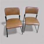 ESCRIBA: PAR DE CADEIRAS DE FERRO ESTOFADAS EM COURINO , NA COR CARAMELO MED. 52 X 45 X 80 CM DE ALT