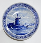 Medalhão em porcelana holandesa, com marca da manufatura Delft no verso, decorado com paisagem com moinhos de vento em tons de azul. Diâmetro  23 cm