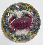 CALDAS DA RAINHA - Medalhão decorativo em cerâmica policromada, modelada em relevos com decoração de caranguejo e mariscos. Portugal. Século XX. 29 cm de diâmetro. 29 cm.