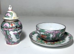 potiches porcelana chinesa, classificável como "China Exportação". Decoração dita Mandarim. China. Séc. XX. Medindo 10 cm de alt pires 14 cm de diâmetro