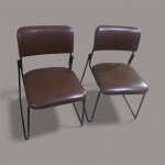 ESCRIBA: PAR DE CADEIRAS DE FERRO ESTOFADAS EM COURINO , NA COR MARRON MED. 52 X 45 X 80 CM DE ALT