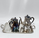 Belo conjunto em metal espessurado à prata, para chá e café, da manufatura Wolf. Composto de 05 peças, sendo 02 bules, 01 açucareiro, 01 leiteira e 01 bandeja. Medida da bandeja de 49cm x 32cm.