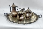 Antigo e Belíssimo conjunto de chá em metal ricamente trabalhado com rico banho de PRATA - 2 bulês e açucareiro e leiteira