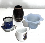 4 pecas de sendo tres  de porcelana e uma de vidro na cor zul