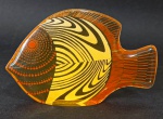 ABRAHAM PALATNIK Escultura cinética representando peixe vermelho /amarelo em resina de poliéster de manufatura Abraham Palatnik. Medindo 9,5 cm de altura por 13,5 cm de comprimento.