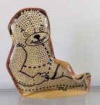 ABRAHAM PALATNIK  Escultura cinética representando ursinho em resina de poliéster de manufatura Abraham Palatnik. Medindo 8 cm de altura por 8 cm de comprimento.