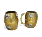 Par de canecas de metal dourado medindo 11 x 9