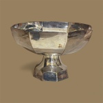 Fruteira em metal com banho de prata no formato redondo com alça. Mede 23,5 cm de diâmetro e 18 cm de altura. (com marcas de uso