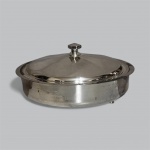 LEGUMEIRA - ST. JAMES: Antiga e elegante legumeira em metal prateado St. James, ao design simples, redonda, com tampa (a alça da tampa foi colada). Medidas: altura: 10 cm e diâmetro: 30 cm.