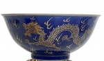 Tigela azul vidrada, do final da dinastia Qing, com a marca Qianlong.Decorado com dragões perseguindo a pérola flamejante. Diâmetro 17,8 cm.