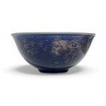 Tigela de porcelana com esmalte azul, China, meados de 1800.Diâmetro 17 cm, altura 7,5 cm.