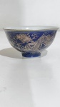 Tigela sacrificial chinesa com dragão azul e dourado, marca do selo Qianlong, dinastia Qing. Medindo 9,5 de diâmetro  5 de altura