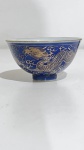 Tigela sacrificial chinesa com dragão azul e dourado, marca do selo Qianlong, dinastia Qing. Medindo 9,5 de diâmetro  5 de altura
