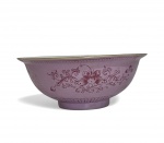 Tigela de porcelana chinesa do final da dinastia Qing, de excelente qualidade, com borda alargada e laterais inclinadas. O corpo é decorado com um padrão de flores pintado sobre fundo rosa-alaranjado, assente sobre base circular e com marca de selo. Diâmetro: 19 cm.